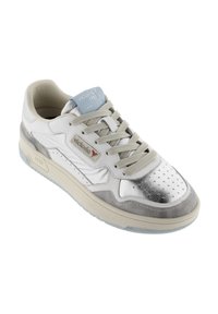 Sneaker bianco con accenti grigio chiaro, dettagli metallici argento, punta perforata e suola in gomma testurizzata. Toppa con logo sulla linguetta.