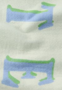 Deka z fleecu s abstraktnými modrými a zelenými tvarmi na bielom pozadí, s jemnou textúrou a subtílnym tkaným vzorom.