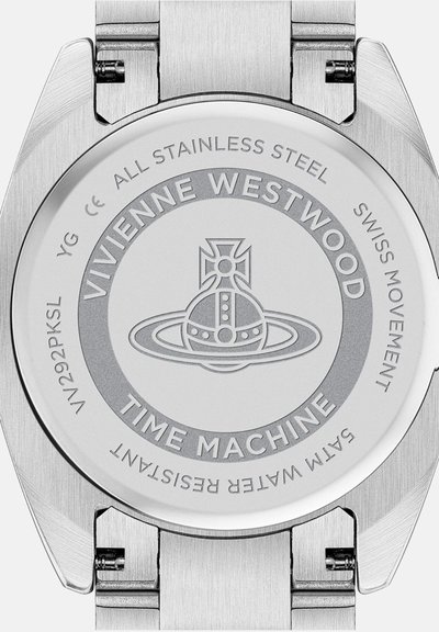 Rozsdamentes acél óratok, amelyen a "Vivienne Westwood" logó és a "Time Machine" felirat található, valamint svájci szerkezet és vízállósági részletek.
