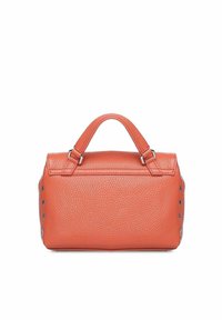 Leren handtas in feloranje met een gestructureerde afwerking, voorzien van twee handvatten aan de bovenzijde en decoratieve zilveren klinknagels langs de zijkanten.