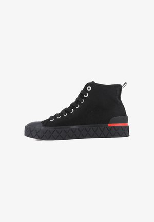 Høje sorte sneakers lavet af ruskind med en gummitoe-kappe, struktureret sål og en rød detalje på hælen. Har snørebånd med øjer.