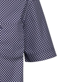 Camicia a maniche corte navy con un motivo floreale bianco. Realizzata in tessuto leggero con una texture liscia e un design di colletto classico.