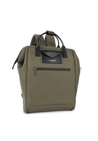 Zaino verde oliva con dettagli in pelle nera, tasca frontale con zip, manici doppi e spallacci regolabili. Forma quadrata con texture liscia.