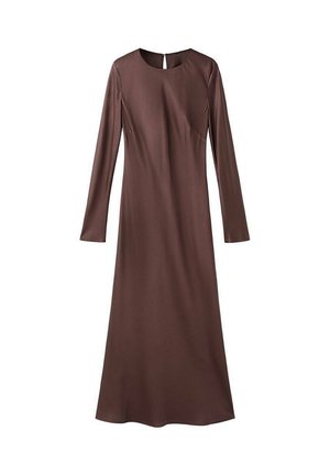 Robe longue marron foncé à manches longues, longueur jusqu'aux chevilles, avec un col rond et des détails discrets de coutures sur un fond blanc.
