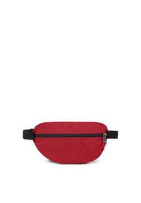Punainen kangasvyölaukku, jossa on kaareva muoto, musta vetoketju ja säädettävä musta hihna. Sileä pinta ilman näkyviä kuvioita.