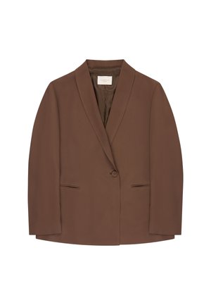 Blazer marrone monopetto con collo sciallato, due tasche a filetto frontali e fodera liscia.