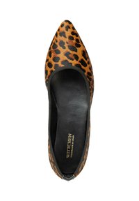 Chaussures plates en imprimé léopard, fabriquées en tissu texturé. Présentent un bout pointu et une bordure élastique noire autour de l'ouverture. Intérieur noir.