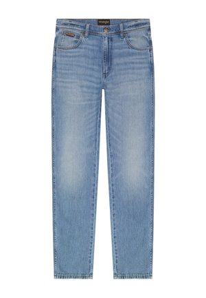 Ανοιχτό μπλε τζιν Wrangler με ίσια γραμμή, εμπρόσθιες τσέπες, κλείσιμο με κουμπί και ξεθωριασμένες λεπτομέρειες στους μηρούς και γόνατα.