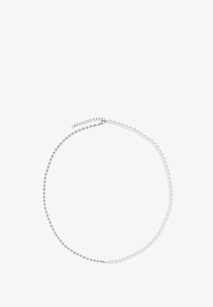 Biała perłowa naszyjnik z zapięciem na srebrnym łańcuszku. Składa się z okrągłych pereł o jednakowej wielkości, o gładkiej teksturze i subtelnym iryzującym połysku.