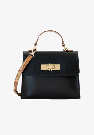 Borsa a mano in pelle nera con forma strutturata, patta pieghevole, ferramenta dorata e tracolla rimovibile con motivo. Texture liscia.
