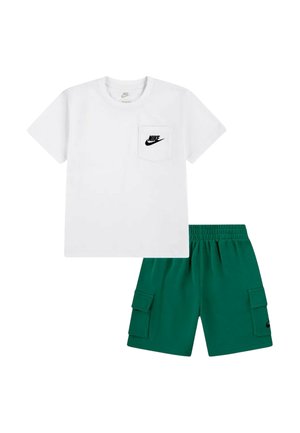 Wit Nike T-shirt met korte mouwen en logo op het borstzakje, gecombineerd met groene cargoshorts met zijzakken en elastische tailleband.