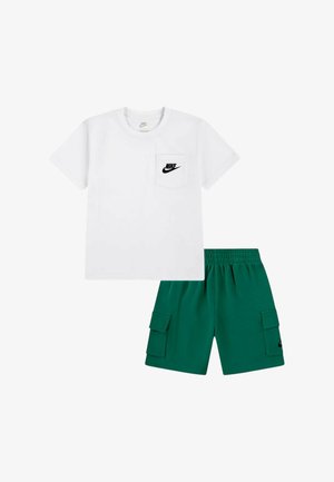 Wit Nike T-shirt met korte mouwen en logo op het borstzakje, gecombineerd met groene cargoshorts met zijzakken en elastische tailleband.