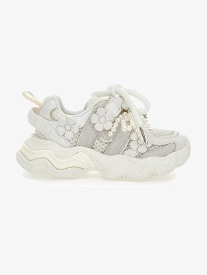 Baskets blanches épaisses avec panneaux en mesh et en daim, décorées d'appliques florales et de grappes de perles sur les lacets.