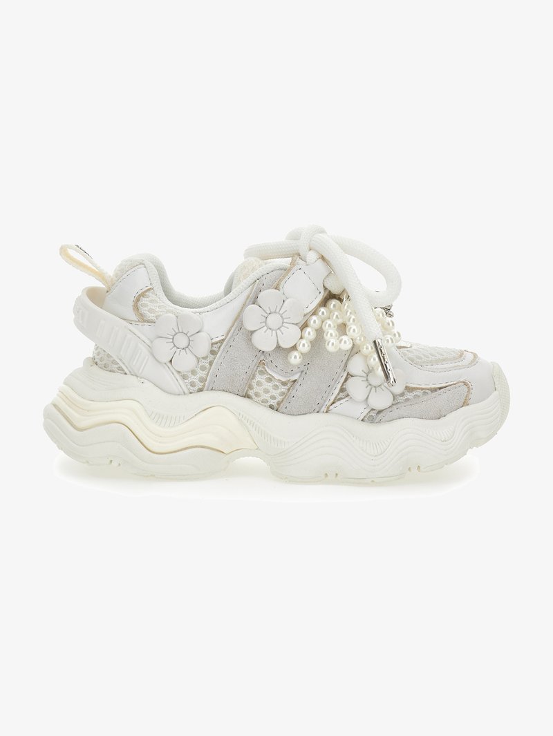 Bílá robustní teniska s panely z prodyšné síťoviny a semiše, zdobená květinovými aplikacemi a shluky perlových korálků na tkaničkách.