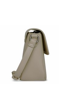 Borsa a spalla sintetica beige con un design strutturato, base piatta, tracolla regolabile e hardware metallico. Texture liscia, stile minimalista.