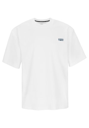 Weißes Baumwoll-T-Shirt mit kurzen Ärmeln und Rundhalsausschnitt, mit "SUMMER VIBES" in blauer Schrift auf der linken Brustseite. Einfaches Design, ohne Muster.