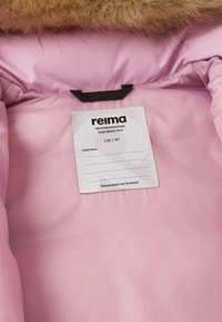 Interno di giacca isolante rosa con fodera morbida, colletto in pelliccia sintetica marrone e etichetta di cura con informazioni sul marchio e sulla taglia.