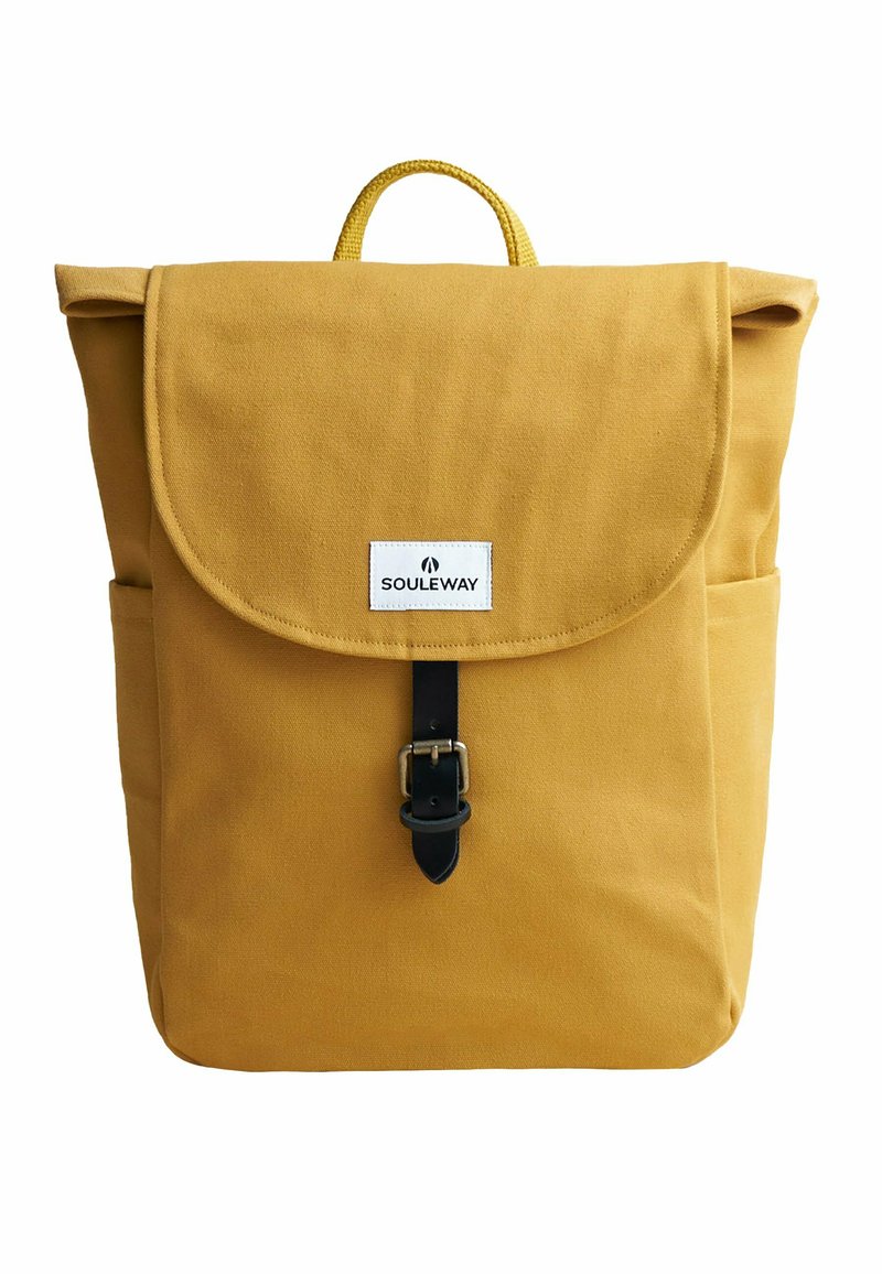 Zaino in tela gialla con pattina pieghevole, chiusura a fibbia in pelle, tasca frontale e manico superiore. Presenta un'etichetta del brand sul davanti.