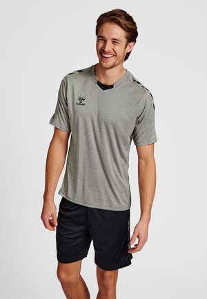 Grijze sport T-shirt met korte mouwen en V-hals, met een zwart logo op de borst en zwarte accenten op de schouders. Gecombineerd met zwarte shorts.