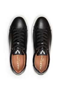 Sneaker in pelle nera con punta tonda, lacci neri, suole in gomma bianca e un'etichetta con logo sulla linguetta. Fodera interna testurizzata e design minimalista.