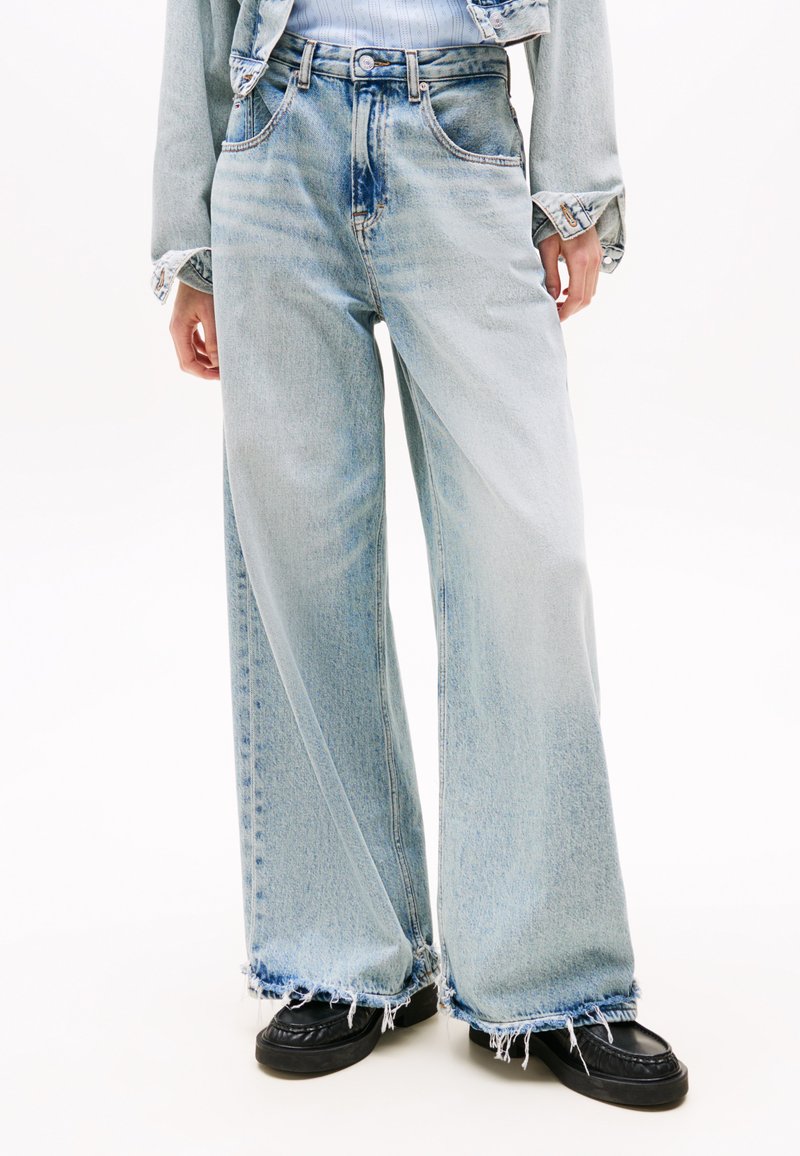Tommy Jeans - CHARLIE LOOSE REHEM - Wide leg - denim light, Forstør