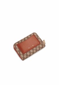 Hnědá peněženka s vzorovaným povrchem, hladkým oranžovým koženým akcentem a zlatým logem. Disponuje zipovým uzávěrem a obdélníkovým tvarem.