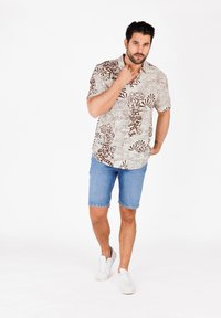 Key Largo MSH RESORT 1/2 PATTERNED - Camisa - white brown