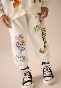 Next JOGGERS SET  - Verryttelypuku - ecru graffiti