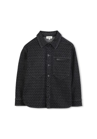 Chemise noire à boutons avec un motif en zigzag, fabriquée en tissu texturé. Présente un col pointu, une poche poitrine et une fermeture à boutons sur le devant.