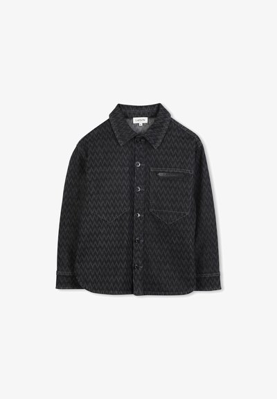 Chemise noire à boutons avec un motif en zigzag, fabriquée en tissu texturé. Présente un col pointu, une poche poitrine et une fermeture à boutons sur le devant.