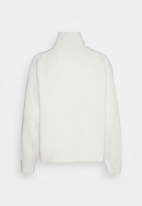 Witte geribde trui met een hoge nek en lange mouwen, met een gestructureerd breipatroon en een comfortabele pasvorm.