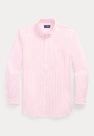 Camisa de botão de manga longa em listras rosa e brancas, com colarinho abotoado e pequeno logótipo bordado no lado esquerdo do peito.