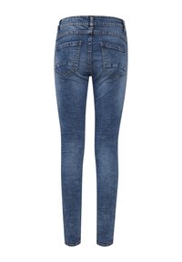 Sötétkék vékony farmernadrág, közepesen magas derékkal, két hátsó zsebbel és sima felülettel, enyhe kopással.