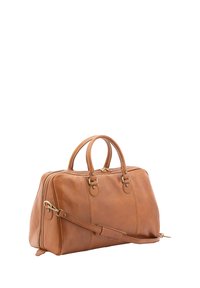 Sac de sport en cuir tan avec doubles poignées, bandoulière réglable et quincaillerie dorée. Texture lisse et design arrondi avec des coutures visibles.