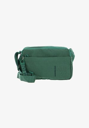 Sac bandoulière en tissu vert avec fermeture éclair, bandoulière réglable, surface texturée et poche avant avec impression du logo.