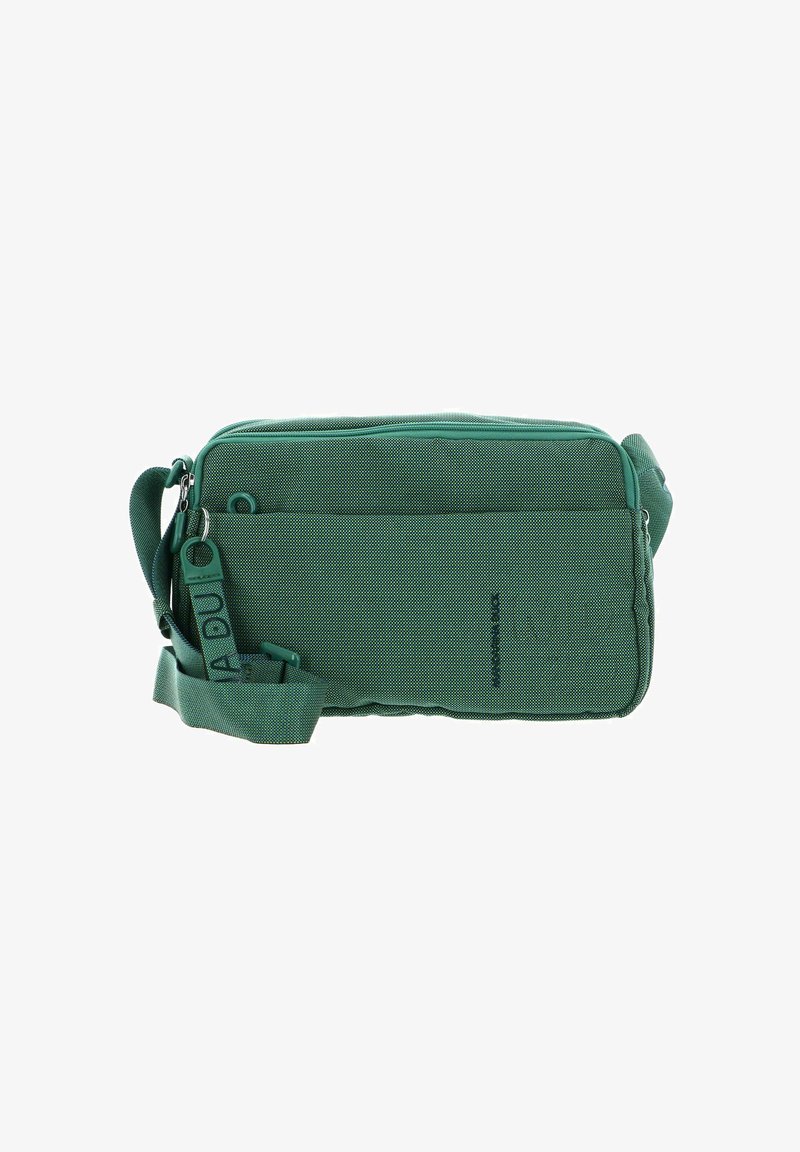 Sac bandoulière en tissu vert avec fermeture éclair, bandoulière réglable, surface texturée et poche avant avec impression du logo.