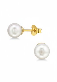 Orecchini a cerchio in oro con grandi perle bianche rotonde. I perni sono contrassegnati con "925", che indica argento sterling. Superficie liscia e design classico.