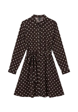 Robe-chemise marron foncé à manches longues, à pois blancs, avec un col pointu, une fermeture boutonnée sur le devant, une jupe évasée et une ceinture nouée à la taille.