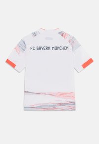 Hvit FC Bayern München-drakt med korte ermer, rund hals og fargerike abstrakte mønstre i grått og korall på skuldrene og sidene.