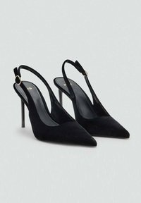 Décolleté in suede nero con punta affusolata, tacchi a stiletto sottili e cinturino regolabile con un accento metallico. Texture liscia.