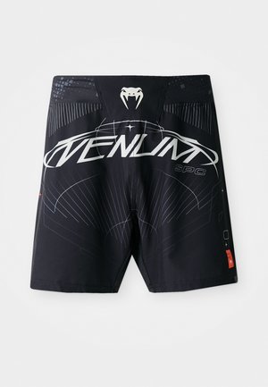 Schwarze Badehosen mit glanzendem Finish, ausgestattet mit grafischen Designs in Weiß und Hellblau, einem Markenlogo und einem kontrastierenden roten Etikett.