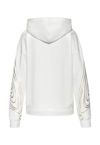 Weißer Hoodie mit einer Kordelzugkapuze, verziert mit goldenen und schwarzen fließenden abstrakten Mustern auf den Ärmeln, gerippten Bündchen und einem lockeren Schnitt.