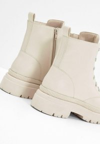 bonprix Stivaletti stringati - beige