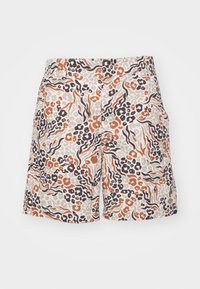 Shorts con motivo che presentano uno sfondo beige con stampe astratte di fiori e animali in arancione, marrone e nero. Due tasche laterali visibili.
