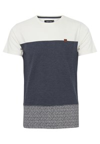 Kortærmet t-shirt med en hvid overdel og en marineblå underdel, der har en tekstureret stribet kant og et lille logo-patch i brunt læder.