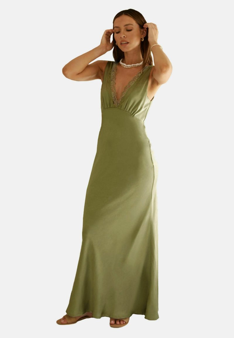 Langes, olivengrünes Satinabendkleid mit tiefem V-Ausschnitt, Spitzenakzenten und taillierter Silhouette. Es hat einen fließenden Rock und minimale Nähte.