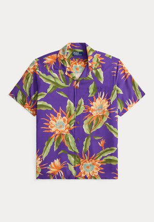 Μωβ πουκάμισο με κοντό μανίκι και κουμπιά, με πορτοκαλί και πράσινο τροπικό λουλουδένιο σχέδιο και με τσέπη στο μπροστινό μέρος στο ύψος του στήθους.