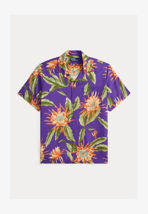 Fioletowa koszula z krótkim rękawem na guziki z pomarańczowo-zielonym tropikalnym kwiatowym nadrukiem i kieszenią na piersi z przodu.