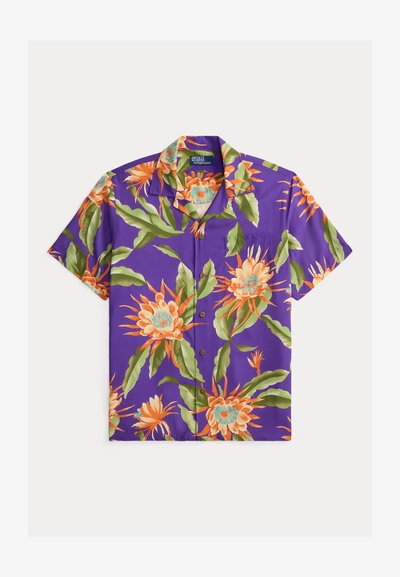 Fioletowa koszula z krótkim rękawem na guziki z pomarańczowo-zielonym tropikalnym kwiatowym nadrukiem i kieszenią na piersi z przodu.