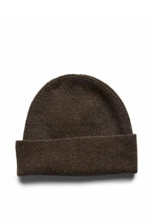 Bonnet en laine marron foncé avec un large revers, sur fond blanc.